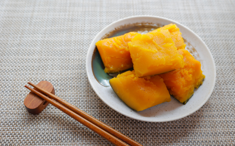 100g bí đỏ luộc bao nhiêu calo? Ăn bí đỏ luộc có béo không?